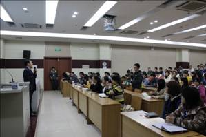 新稀寶股份董事長、益謙文化創(chuàng)始人湯傳忠走進(jìn)高校指導(dǎo)大學(xué)生就業(yè)